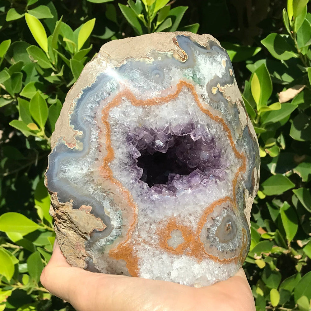 Scalloped Agate with Amethyst Geode