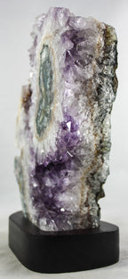 Amethyst w/ Eye & Crevice